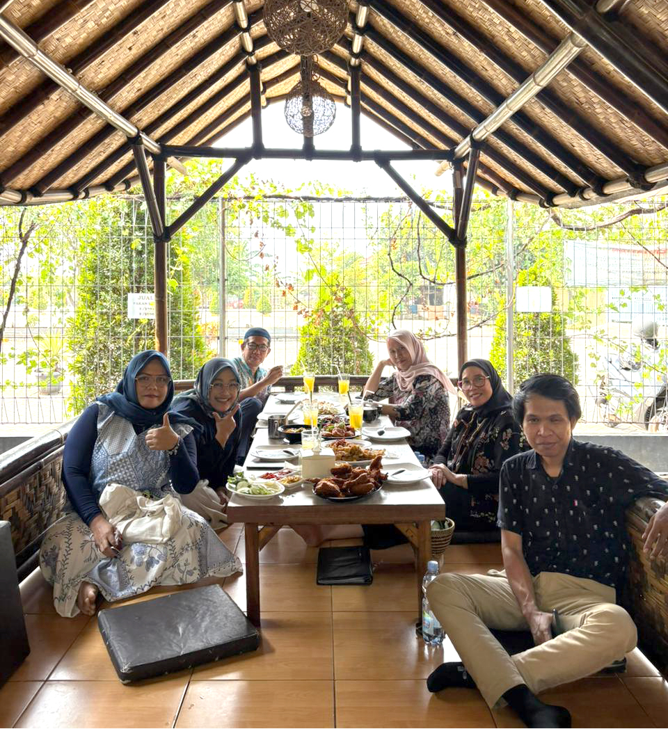 Rapat Bidang II Finalisasi Program E member ditutup dengan Makan Siang Bersama di RM Kampung Kecil Cibinong
